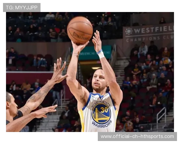 库里末节超远三分点燃反击火,勇士逆转15分胜开拓者锁定胜绩 库里末节超远三分点燃反击火,勇士逆转15分胜开拓者锁定胜绩