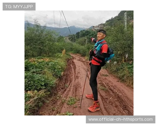 超级越野赛的夜间路标员:防止选手跑错路,越野路段 超级越野赛的夜间路标员:防止选手跑错路,越野路段